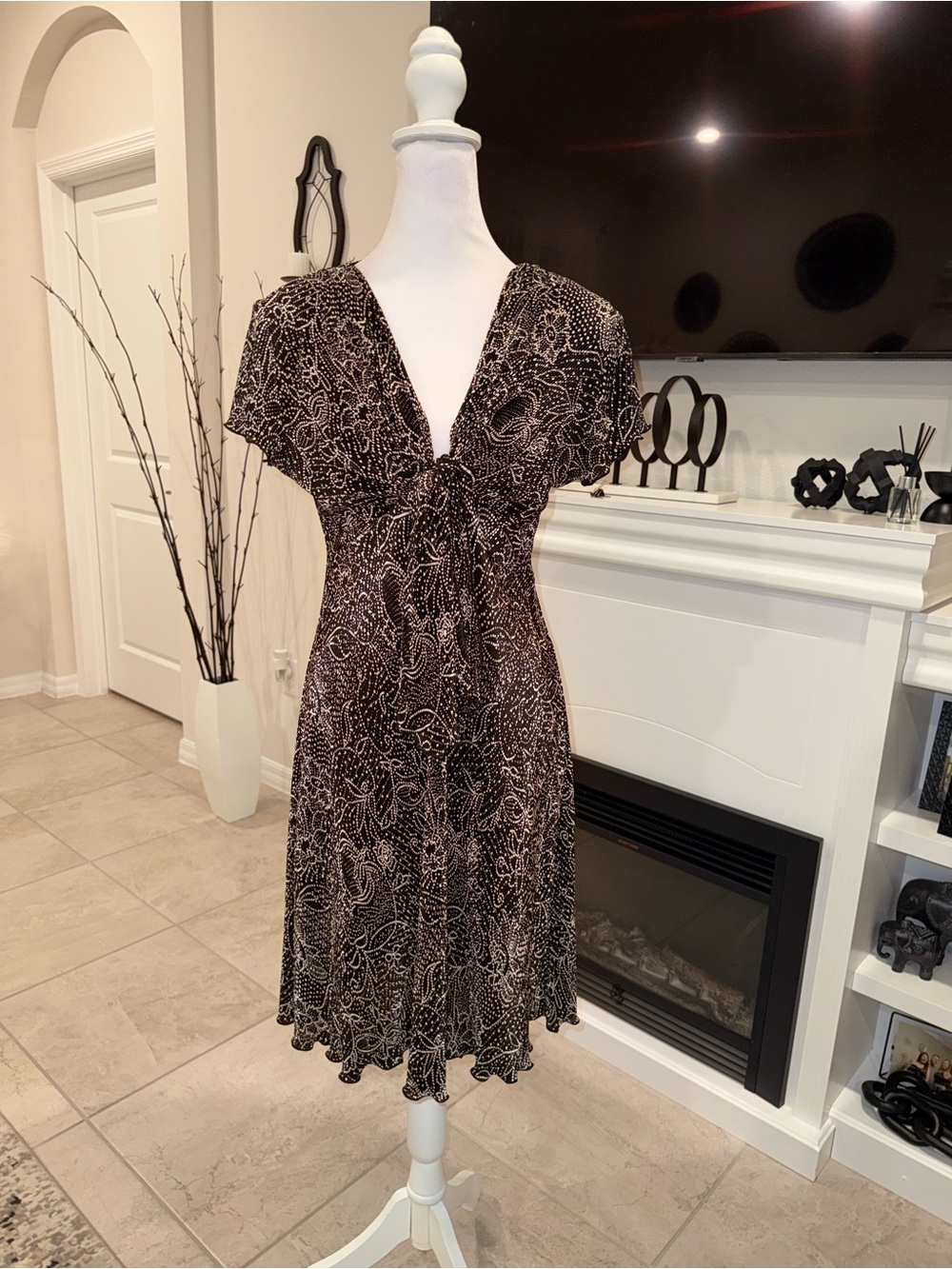 2 x 20$ connected apparel Black and Ivory V-Neck Printed Empire Dress Size 8P